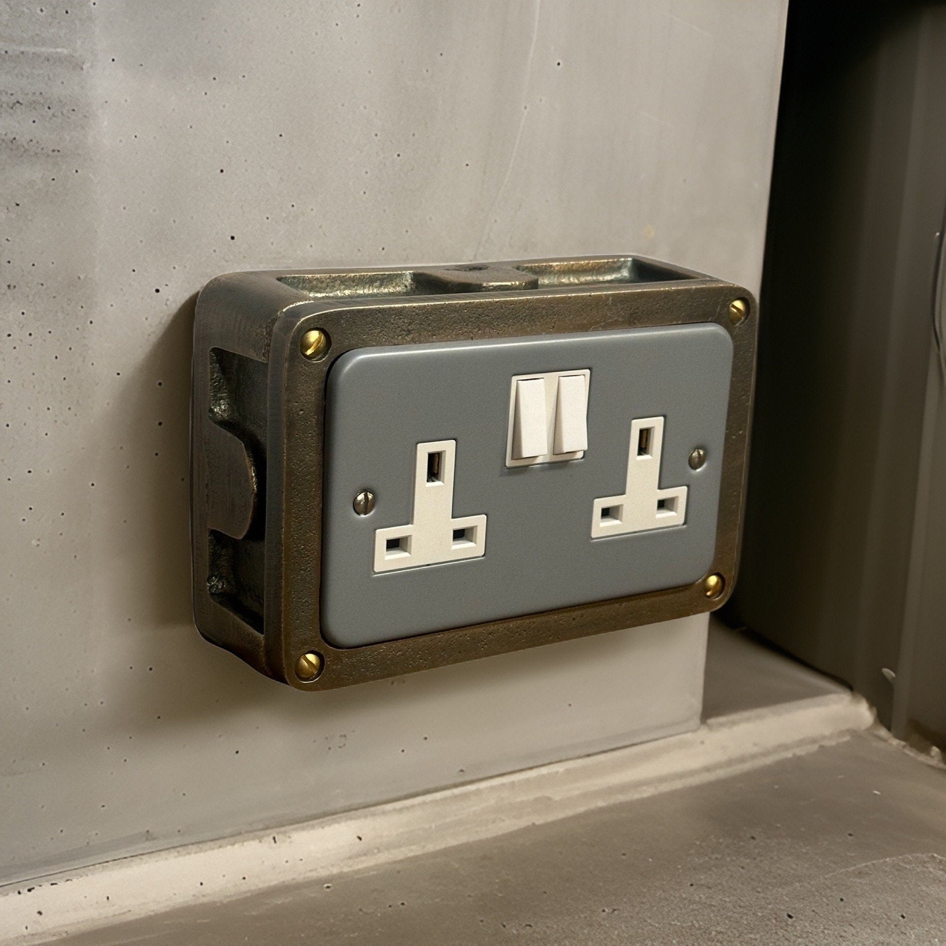 Grey Metal Clad Double Switched 13A Power Socket 230V 2 Gang 2G Socket Antique Brass Conduit Switch Industrial